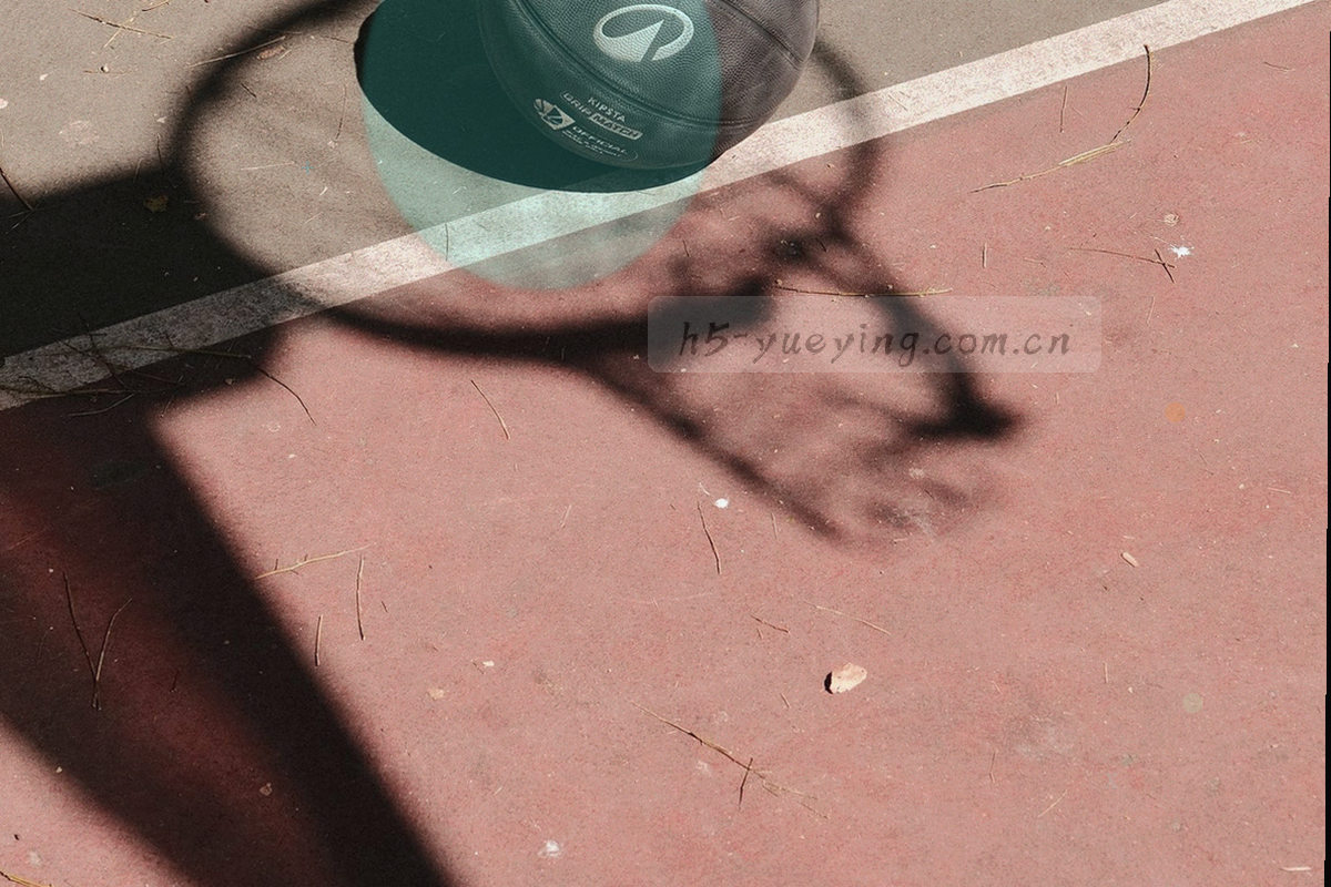 傍晚训练场上的青训梯队队员跑动剪影
